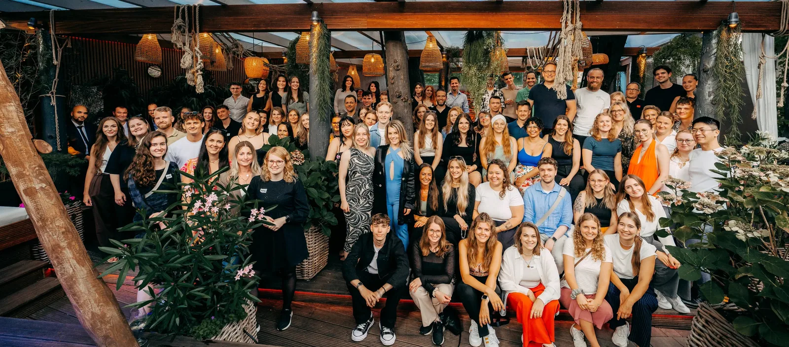 Das Suchhelden-Team beim Sommerfest 2025 als Gruppenfoto im Garten