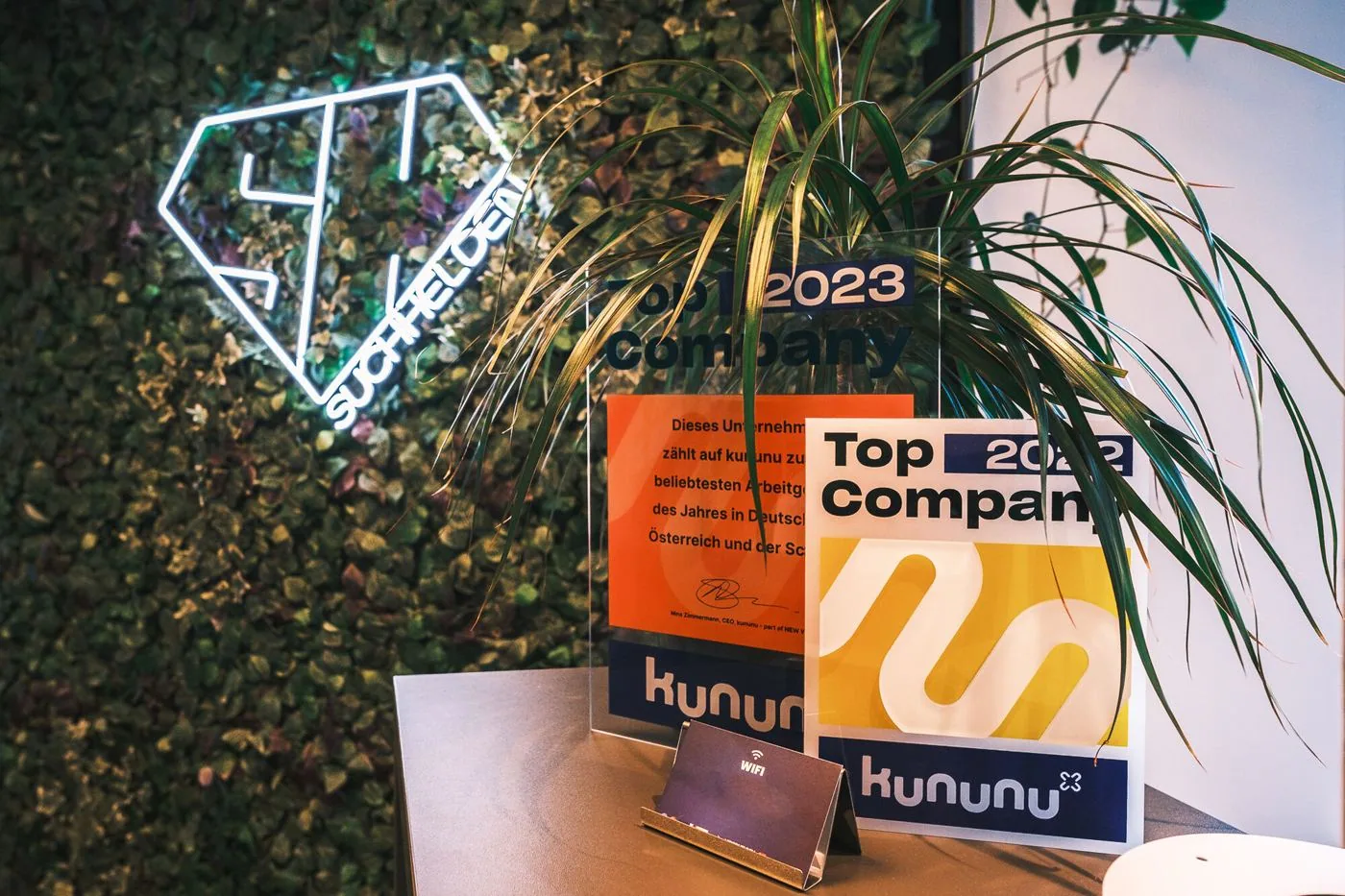 kununu-Top-Company-Siegel neben dem SH-Logo im Suchhelden-Büro in Osnabrück kununu-Top-Company-Siegel neben dem SH-Logo im Suchhelden-Büro in Osnabrück