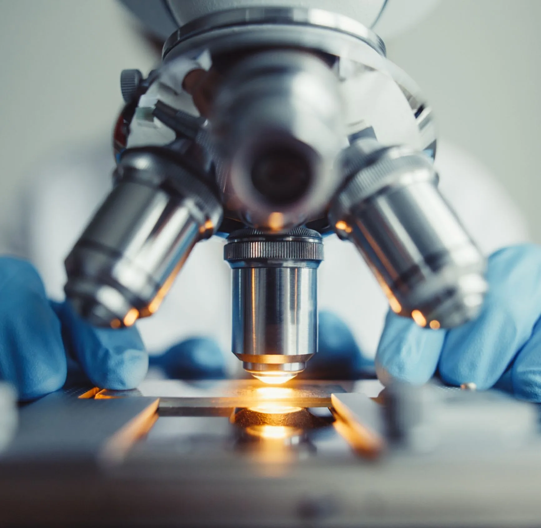 Nahaufnahme wissenschaftlicher Optik-Instrumente im Labor von Frauunhofer Nahaufnahme wissenschaftlicher Optik-Instrumente im Labor von Frauunhofer