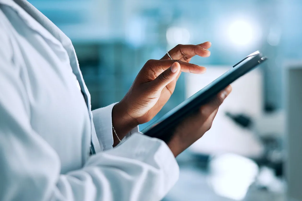Person mit Tablet in Labor – Fraunhofer Forschungsumgebung Person mit Tablet in Labor – Fraunhofer Forschungsumgebung