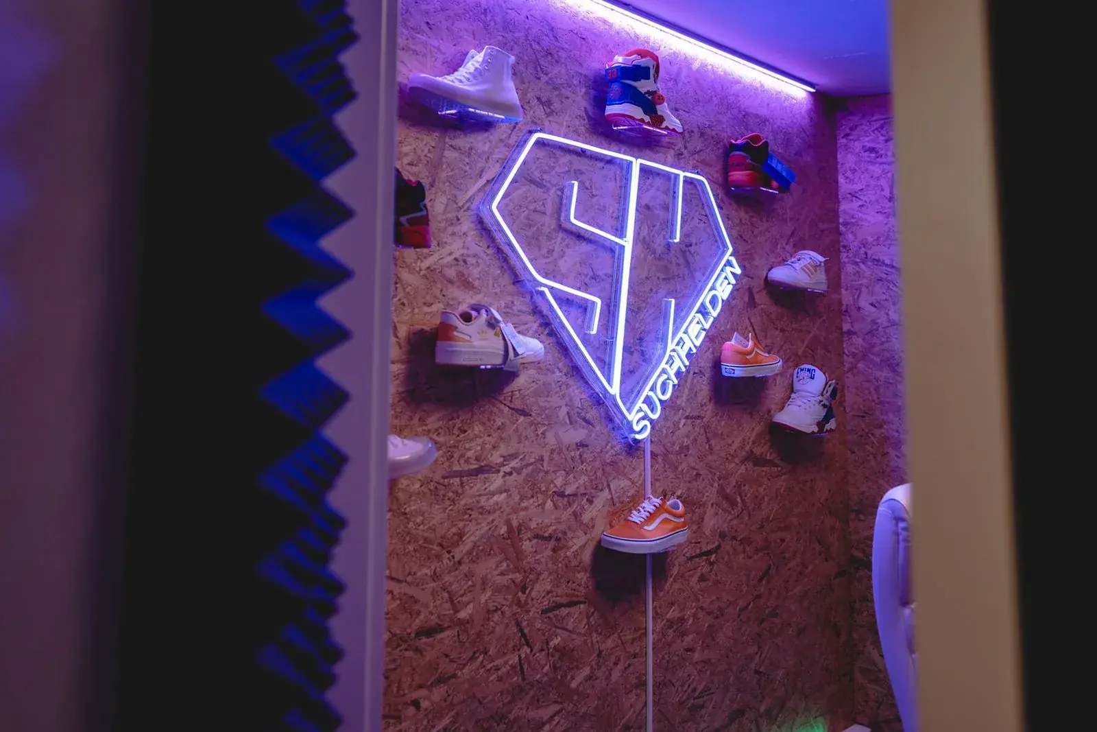 SH-Neonlogo an der Kletterwand im Suchhelden-Büro in Osnabrück SH-Neonlogo an der Kletterwand im Suchhelden-Büro in Osnabrück