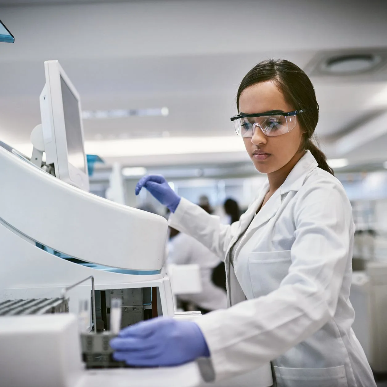 Wissenschaftlerin in Laborkleidung bei Fraunhofer Forschung Wissenschaftlerin in Laborkleidung bei Fraunhofer Forschung