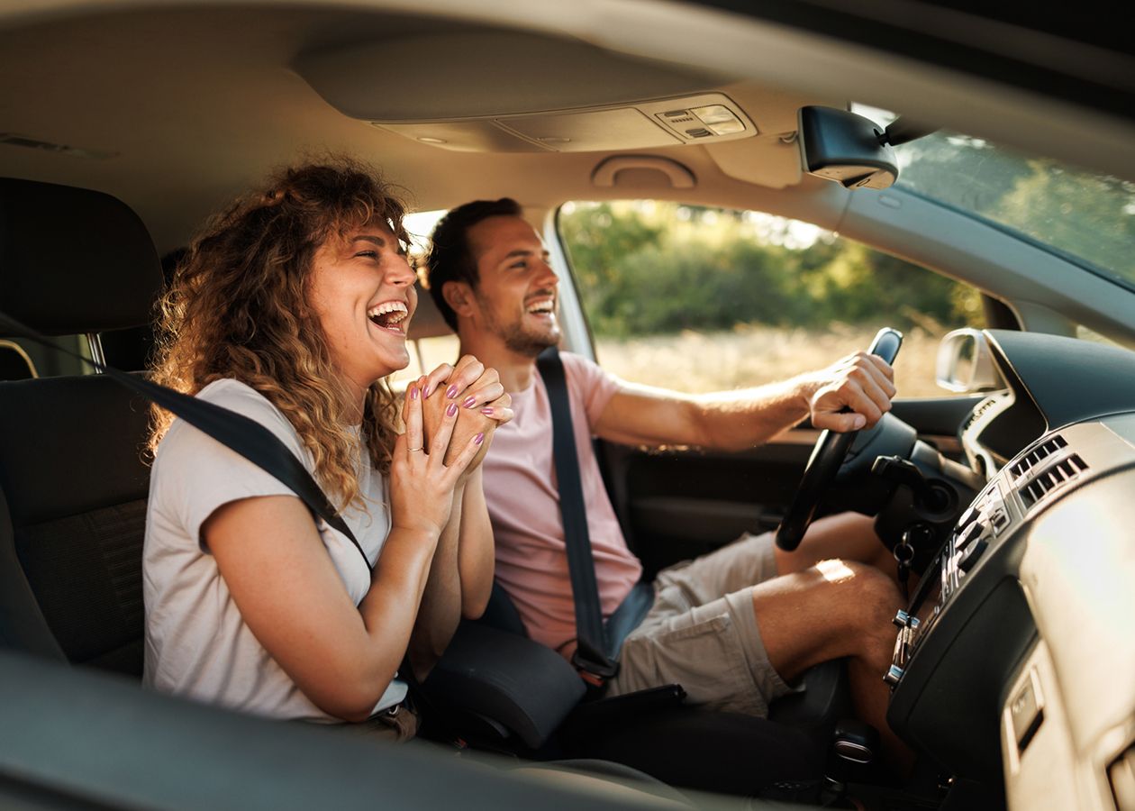 Ein Paar sitzt in einem Auto und macht einen Roadtrip