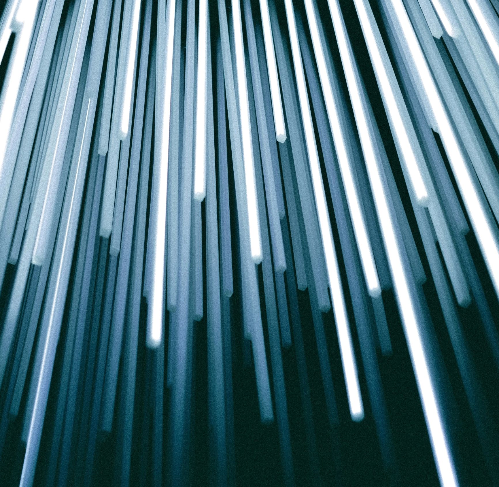 Abstraktes Muster paralleler metallischer Streifen in Blau aus manitu case study