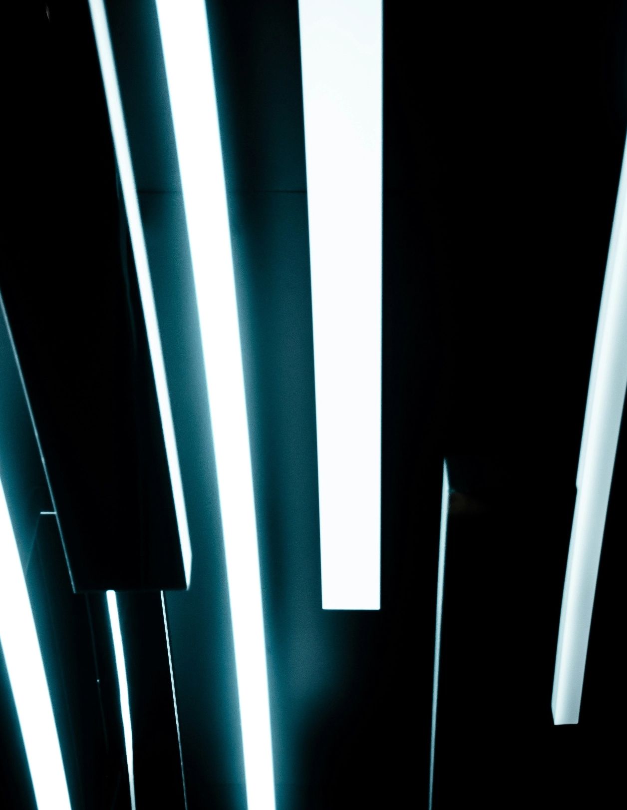 Stahlpanele mit Neonlichtern aus manitu case study