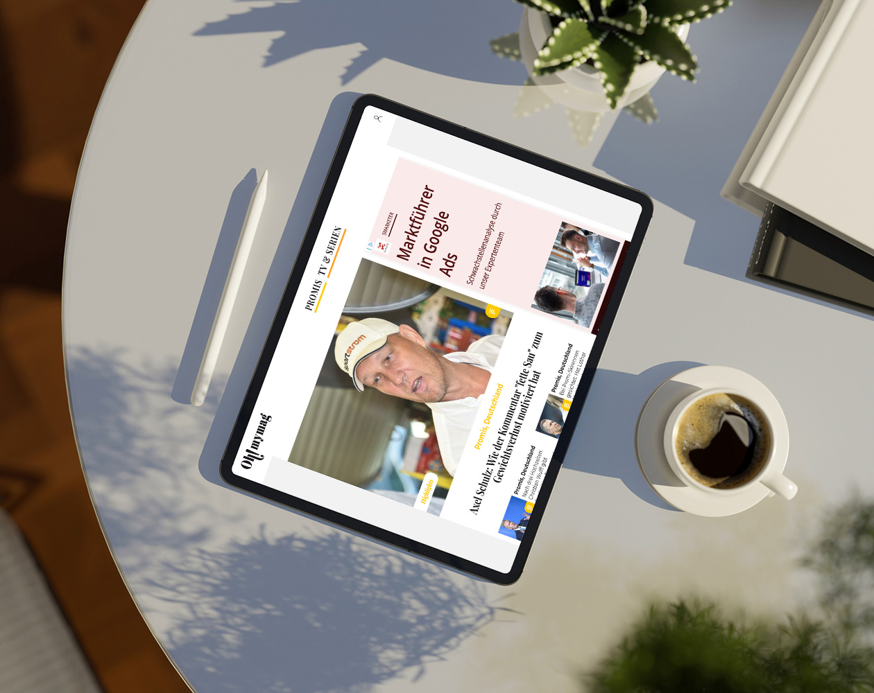 Digitales Tablet liegt auf einem Tisch. Auf dem Screen ist die Website von ohmymag zu sehen