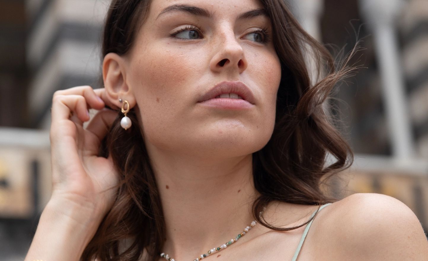 Frau mit goldenem Ohrring – Nahaufnahme Paul Valentine Schmuck
