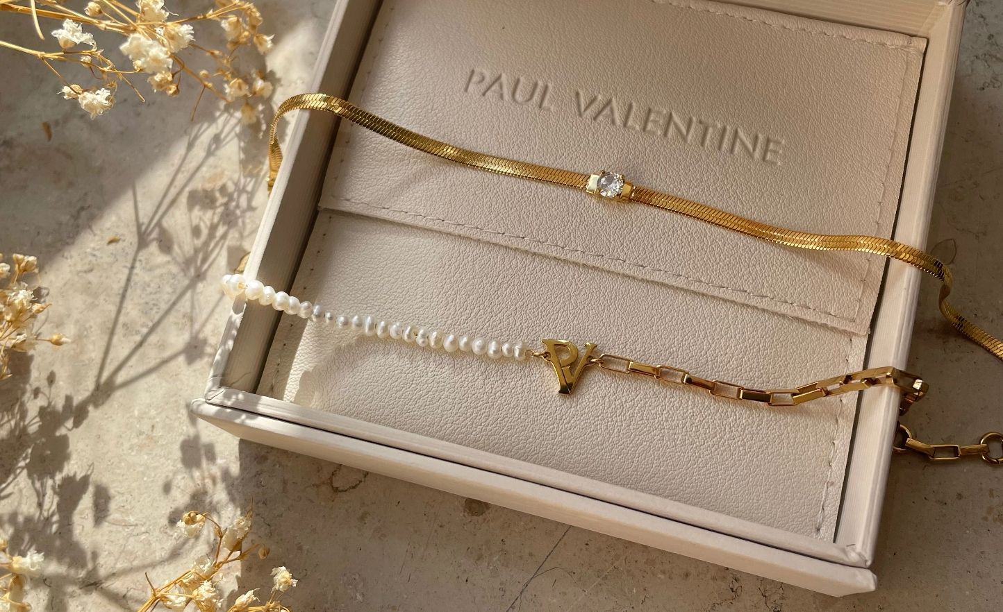 Geöffnete Paul Valentine Schmuckschatulle mit Kette