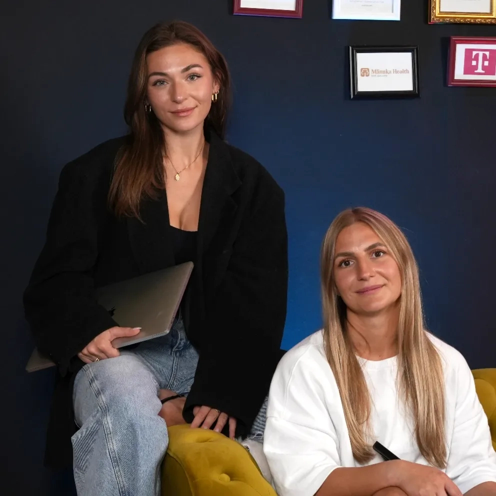 Person steht vor bunter Posterwand und überlegt passende SEO Agentur zu finden