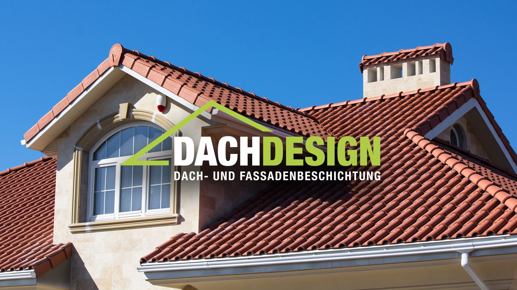 Das Dachdesign Logo ist mittig über dem Dach eines Hauses platziert.