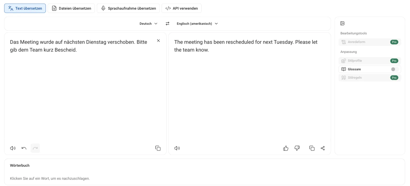 DeepL-Weboberfläche: links der deutsche Satz „Das Meeting wurde auf nächsten Dienstag verschoben. Bitte gib dem Team kurz Bescheid.“, rechts die englische Übersetzung, daneben die Seitenleiste mit Anredeform, Stilprofile und Stilregeln als Pro-Funktionen